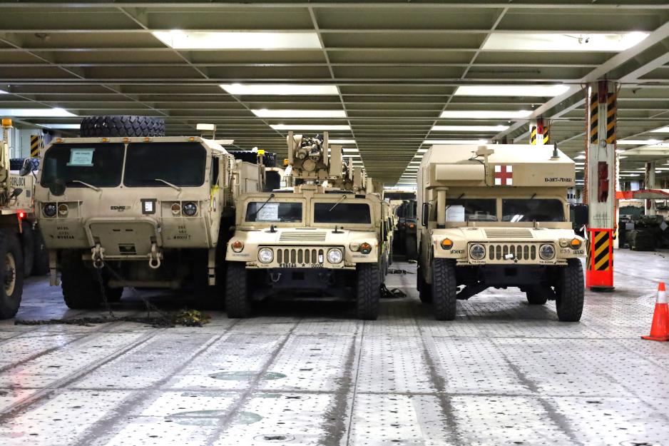 Amerikansk militært materiall og kjøretøy på Arc Integrity