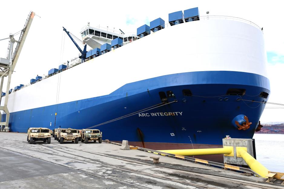 Humvees oppstilt utenfor frakteskipet Arc Integrity