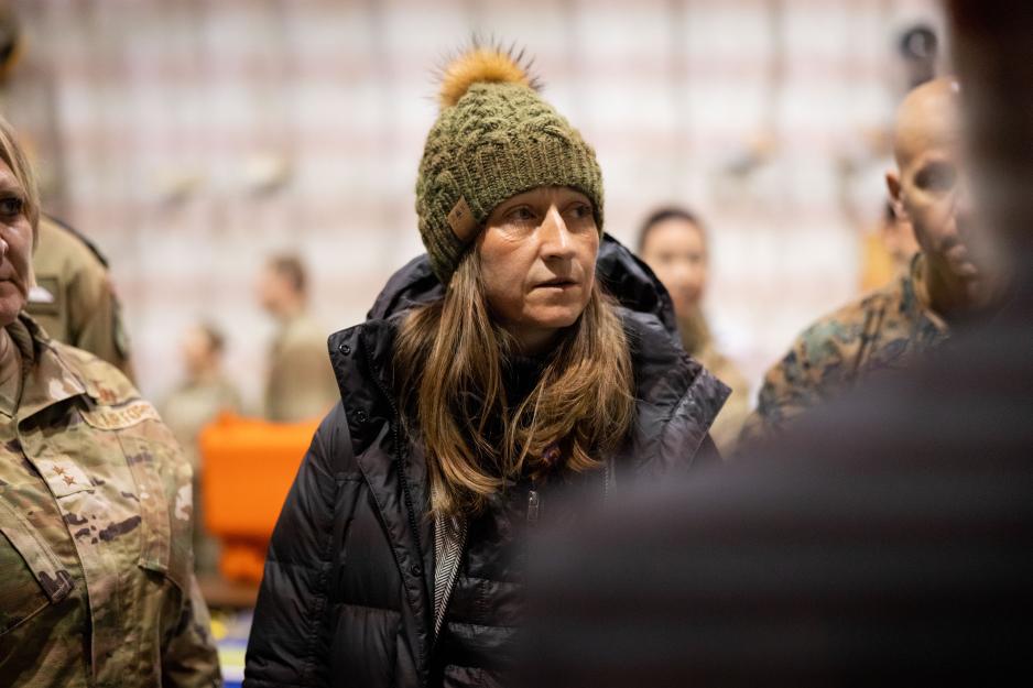Iris Ferguson leder Pentagons kontor for arktisk strategi og global motstandsdyktighet. Her er hun på besøk ved Elmendorf-Richardson militærbase i Alaska, USA, i mars under øvelsen Arctic Edge 2024. Den handlet om å styrke amerikanske styrkers ferdigheter i et arktisk klima med ekstrem kulde, noe som er en viktig tematikk i forsvarsdepartementets nye strategi for regionen. (Foto: Madisyn Paschal/USAs marinekorps) Iris Ferguson leder Pentagons kontor for arktisk strategi og global motstandsdyktighet. Her er hun på besøk ved Elmendorf-Richardson militærbase i Alaska, USA, i mars under øvelsen Arctic Edge 2024. Den handlet om å styrke amerikanske styrkers ferdigheter i et arktisk klima med ekstrem kulde, noe som er en viktig tematikk i forsvarsdepartementets nye strategi for regionen. (Foto: Madisyn Paschal/USAs marinekorps)