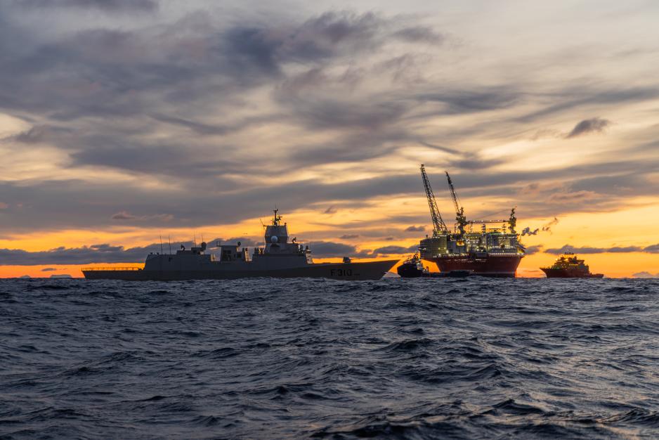 KNM Fridtjof Nansen, en av Norges fire fregatter, vil i framtida suppleres av fem nye hvis regjeringens forslag til slik investering blir vedtatt i Stortinget. Her viser nevnte fartøy tilstedeværelse i Barentshavet ved olje- og gassfeltet Goliat, som ligger nord for Hammerfest. (Foto: Catharina Molland Dale/Forsvaret)