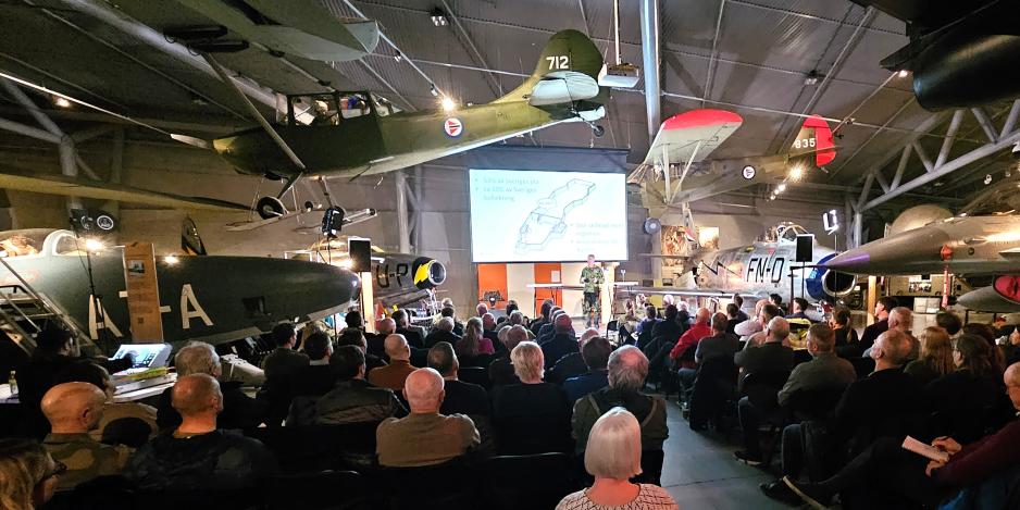 «Norge og det nye Nato» diskuteres omgitt av gamle krigsfly på Luftfartsmuseet i Bodø i forbindelse med Øvelse nord 2024. (Foto: Arne O. Holm) Natomøte
