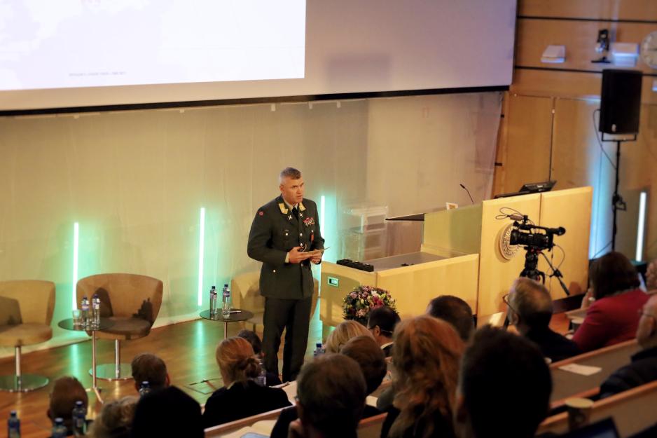 – I regjeringens forslag til langtidsplan for forsvarssektoren pekes det på at vi både kan og vil måtte forvente mer av alliansen framover, men også at alliansen vil måtte forvente mer av oss – og det er bakgrunnen for den betydelige styrkingen av Forsvaret som foreslås i årene framover, bemerker også Lervik overfor forsamlingen under Responskonferansen ved UiT. (Foto: Astri Edvardsen) – I regjeringens forslag til langtidsplan for forsvarssektoren pekes det på at vi både kan og vil måtte forvente mer av alliansen framover, men også at alliansen vil måtte forvente mer av oss – og det er bakgrunnen for den betydelige styrkingen av Forsvaret som foreslås i årene framover, bemerker også Lervik overfor forsamlingen under Responskonferansen ved UiT. (Foto: Astri Edvardsen)