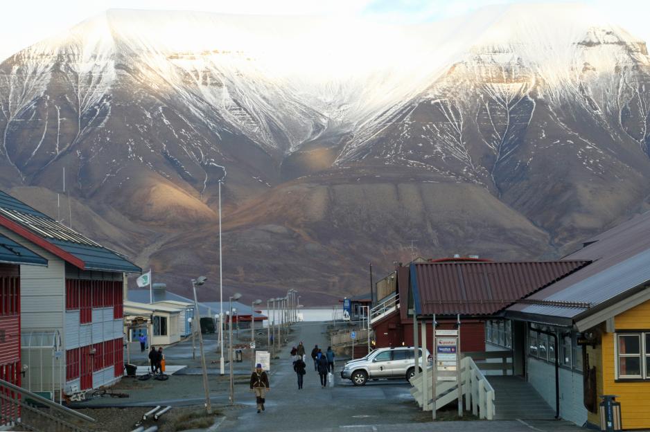 Bør det egentlig bo folk i Longyearbyen? (Foto: Arne O. Holm) Longyearbyen
