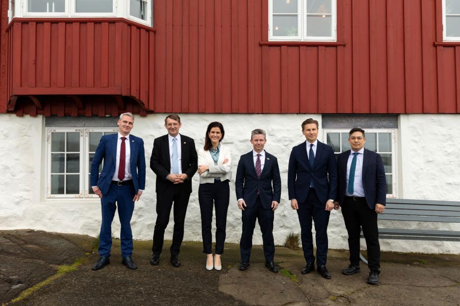 NORDEFCOs nylige ministermøte ble avholdt i den færøyske hovedstaden Tórshavn. F.v.: Færøyenes landsstyreformann for utenriksanliggender, Høgni Hoydal; Danmarks forsvarsminister Troels Lund Poulsen; Islands utenriksminister Thórdís Kolbrún Reykfjörd Gylfadóttir; Sveriges forsvarsminister Pål Jonson; Finlands forsvarsminister Antti Häkkänen – og ekspedisjonssjef i Grønlands departement for selvstendighet og utenriksanliggender, Mininnguaq Kleist. Norge var ikke fysisk representert på møtet. (Foto: Erla Ziskasen) NORDEFCOs nylige ministermøte ble avholdt i den færøyske hovedstaden Tórshavn. F.v.: Færøyenes landsstyreformann for utenriksanliggender, Høgni Hoydal; Danmarks forsvarsminister Troels Lund Poulsen; Islands utenriksminister Thórdís Kolbrún Reykfjörd Gylfadóttir; Sveriges forsvarsminister Pål Jonson; Finlands forsvarsminister Antti Häkkänen – og ekspedisjonssjef i Grønlands departement for selvstendighet og utenriksanliggender, Mininnguaq Kleist. Norge var ikke fysisk representert på møtet. (Foto: Erla Ziska
