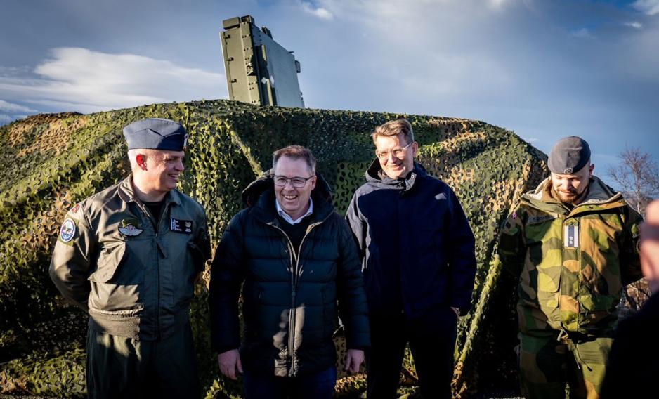 Norges forsvarsminister Bjørn Arild Gram (Sp) og Danmarks forsvarsminister Troels Lund Poulsen (V) undertegnet tirsdag en intensjonsavtale om dronesamvirke mellom landene, da i Brussel på sidelinjen av møter i EU-forumet Schuman Security and Defence Partnership. Her er de ved en tidligere anledning på Ørland flystasjon. (Foto: Danmarks forsvarsministerium) Norges forsvarsminister Bjørn Arild Gram (Sp) og Danmarks forsvarsminister Troels Lund Poulsen (V) undertegnet tirsdag en intensjonsavtale om dronesamvirke mellom landene, da i Brussel på sidelinjen av møter i EU-forumet Schuman Security and Defence Partnership. Her er de ved en tidligere anledning på Ørland flystasjon. (Foto: Danmarks forsvarsministerium)