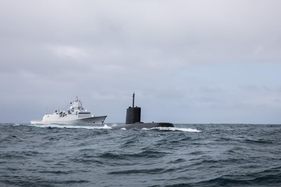 KNM Utsira, en av seks norske ubåter, sammen med fregatten KNM Otto Sverdrup. I alt har Norge fire slike fregatter. Nå er Norges fire nye ubåter under bygging i Tyskland med planlagt levering i 2029, og framover kan det se ut til at det vil legges inn bestilling på to til. (Foto: Jakob Østheim/Forsvaret) KNM Utsira, en av seks norske ubåter, sammen med fregatten KNM Otto Sverdrup. I alt har Norge fire slike fregatter. Nå er Norges fire nye ubåter under bygging i Tyskland med planlagt levering i 2029, og framover kan det se ut til at det vil legges inn bestilling på to til. Med hensyn til anskaffelse, drift og vedlikehold av nye fregatter, vil regjeringen søke et strategisk partnerskap med en nær alliert – og denne prosessen vil Stortinget ha fortgang i. (Foto: Jakob Østheim/Forsvaret)