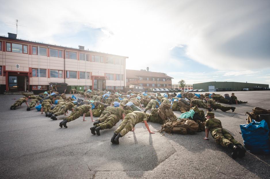 Her trener rekrutter på Høybuktmoen leir ved Garnisonen i Sør-Varanger. Denne rekruttutdanningen for grensevakten skal videreføres, lyder langtidsplanen for Forsvaret. (Foto: Aleksander Ramsland/Forsvaret) Her trener rekrutter på Høybuktmoen leir ved Garnisonen i Sør-Varanger. Denne rekruttutdanningen for grensevakten skal videreføres, lyder langtidsplanen for Forsvaret. (Foto: Aleksander Ramsland/Forsvaret)