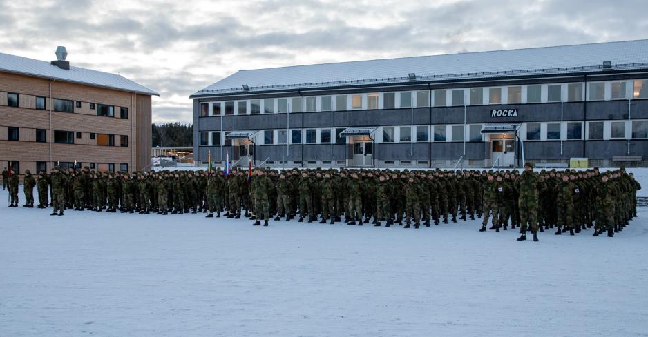 Styrker ved Porsangmoen leir, senteret i garnisonen i Porsanger og hovedkvarteret til Finnmark landforsvar. Framover skal dette landforsvaret utvides til brigadestørrelse. Regjeringen har varslet at oppbyggingen skal konsentreres i stort til Porsangmoen, men omtaler også videreutvikling av Høybuktmoen leir, hovedbasen til Garnisonen i Sør-Varanger. (Foto: Arnfinn Sjøenden/Forsvaret) Styrker ved Porsangmoen leir, senteret i garnisonen i Porsanger og hovedkvarteret til Finnmark landforsvar. Framover skal dette landforsvaret utvides til brigadestørrelse. Regjeringen har varslet at oppbyggingen skal konsentreres i stort til Porsangmoen, men omtaler også videreutvikling av Høybuktmoen leir, hovedbasen til Garnisonen i Sør-Varanger. Utenriks- og forsvarskomiteen anbefaler viss geografisk spredning av brigadeelementene. (Foto: Arnfinn Sjøenden/Forsvaret)