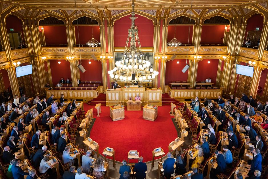 Gjennom behandlingen i Stortinget er det oppnådd et bredt politisk forlik omkring ny langtidsplan for forsvarssektoren i perioden 2025-2036. Tirsdag ble planen vedtatt av Stortinget i plenum, med en total forsvarsramme på 1635 milliarder kroner. Forlikspartiene Ap, H, Sp, FrP, SV, R, V, KrF og MDG understreker viktigheten av denne enigheten, og av deres felles forpliktelse til å realisere planen. (Foto: Peter Mydske/Stortinget) Gjennom behandlingen i Stortinget er det oppnådd et bredt politisk forlik omkring ny langtidsplan for forsvarssektoren i perioden 2025-2036. Tirsdag ble planen vedtatt av Stortinget i plenum, med en total forsvarsramme på 1635 milliarder kroner. Forlikspartiene Ap, H, Sp, FrP, SV, R, V, KrF og MDG understreker viktigheten av denne enigheten, og av deres felles forpliktelse til å realisere planen. (Foto: Peter Mydske/Stortinget)