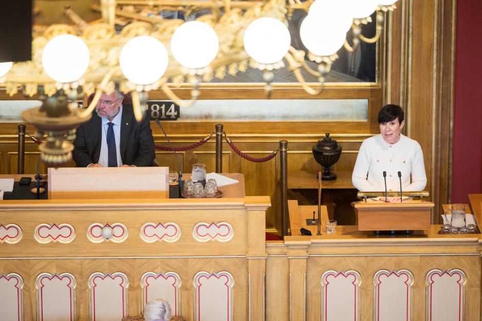 – Den forverrede sikkerhetspolitiske situasjonen gjør det helt nødvendig med en langsiktig politisk forpliktelse som sikrer tydelig prioritering av Forsvaret gjennom skiftende politiske flertall, sier Ine Eriksen Søreide (H), leder for utenriks- og forsvarskomiteen. (Foto: Peter Mydske/Stortinget) – Den forverrede sikkerhetspolitiske situasjonen gjør det helt nødvendig med en langsiktig politisk forpliktelse som sikrer tydelig prioritering av Forsvaret gjennom skiftende politiske flertall. Derfor er det ekstra viktig at alle partiene er enige. Skal vi beholde, utdanne og ansette flere i Forsvaret, og gjøre store, langsiktige investeringer er vi avhengige av at partiene på Stortinget prioriterer penger til Forsvaret de neste årene, sier Ine Eriksen Søreide (H), leder for utenriks- og forsvarskomiteen.