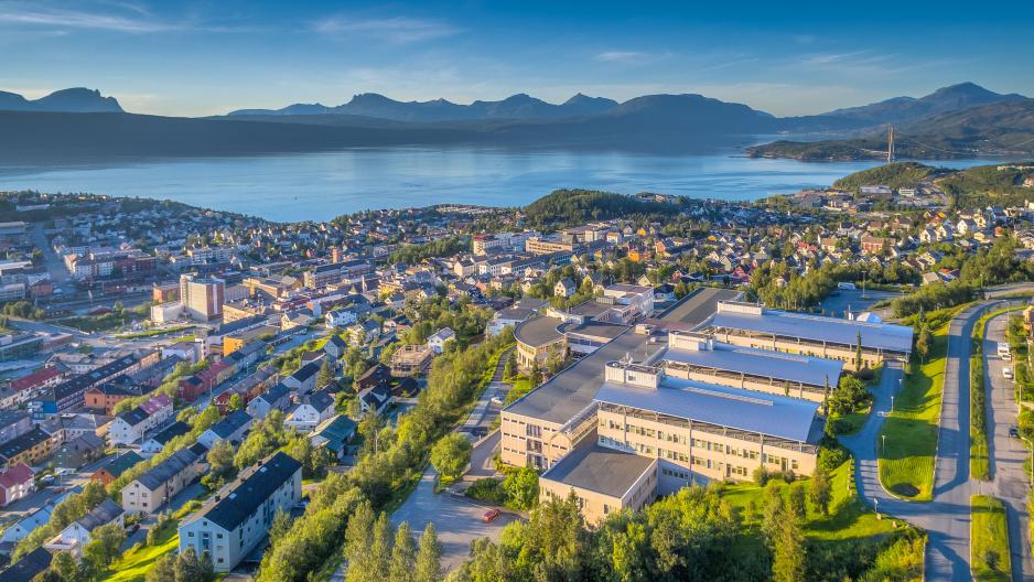 Ved UiTs campus i Narvik (t.h.), et par steinkast fra alpinbakken, utdannes ingeniører og sivilingeniører, økonomer og sykepleiere. Under alpin-VM i 2029 vil universitetet stille lokaler til rådighet og dessuten arrangere egne seminarer. Viserektor Rikke Gürgens Gjærum håper flere blir oppmerksomme på Narvik som universitetsby når verdens øyne rettes mot vintersportopplevelser i nord. (Foto: Kalle Punsvik/UiT)