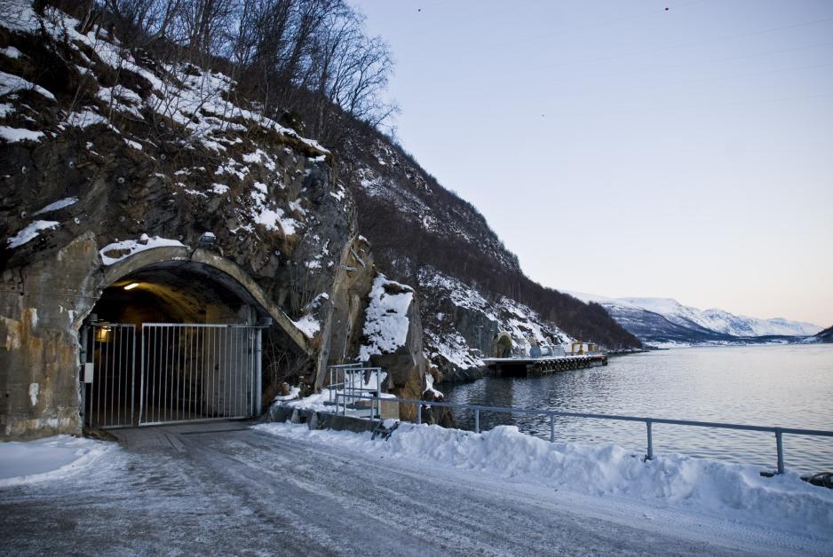 Inngangen til fjellanlegget ved Forsvarets tidligere orlogsstasjon Olavsvern utenfor Tromsø. Å leie tilbake Olavsvern og videreutvikle anleggets kapasitet til å akkomodere større ubåter vil anslagsvis innebære leiekostnader på rundt 50 millioner kroner årlig, og en utvidelseskostnad på omtrent 200 millioner kroner, ifølge Forsvarskommisjonen. (Foto: Erik Drabløs/Forsvaret) Inngangen til fjellanlegget ved Forsvarets tidligere orlogsstasjon Olavsvern utenfor Tromsø. Å leie tilbake Olavsvern og videreutvikle anleggets kapasitet til å akkomodere større ubåter vil anslagsvis innebære leiekostnader på rundt 50 millioner kroner årlig, og en utvidelseskostnad på omtrent 200 millioner kroner, ifølge Forsvarskommisjonen. (Foto: Erik Drabløs/Forsvaret)