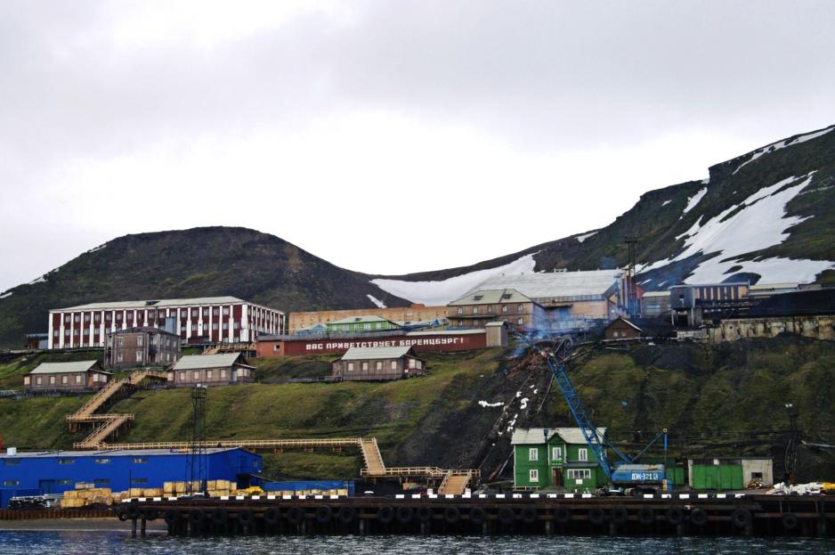 Russland ønsker arktisk forskningssamarbeid med BRICS-land og andre «vennlige» stater på Svalbard. De inviteres til samspill ved det eksisterende vitenskapssenteret i den russiske gruvebyen Barentsburg (på bildet) – og særlig til deltakelse i etablering av en ny vitenskapstasjon i den tidligere gruvebyen Pyramiden. Tanken er at sistnevnte også skal inkludere utdanningsvirksomhet. (Foto: Harald Faste Aas/Norsk Polarinstitutt) Russland ønsker arktisk forskningssamarbeid med BRICS-land og andre «vennlige» stater på Svalbard. De inviteres til samspill ved det eksisterende vitenskapssenteret i den russiske gruvebyen Barentsburg (på bildet) – og særlig til deltakelse i etablering av en ny vitenskapstasjon i den tidligere gruvebyen Pyramiden. Tanken er at sistnevnte også skal inkludere utdanningsvirksomhet. (Foto: Harald Faste Aas/Norsk Polarinstitutt)