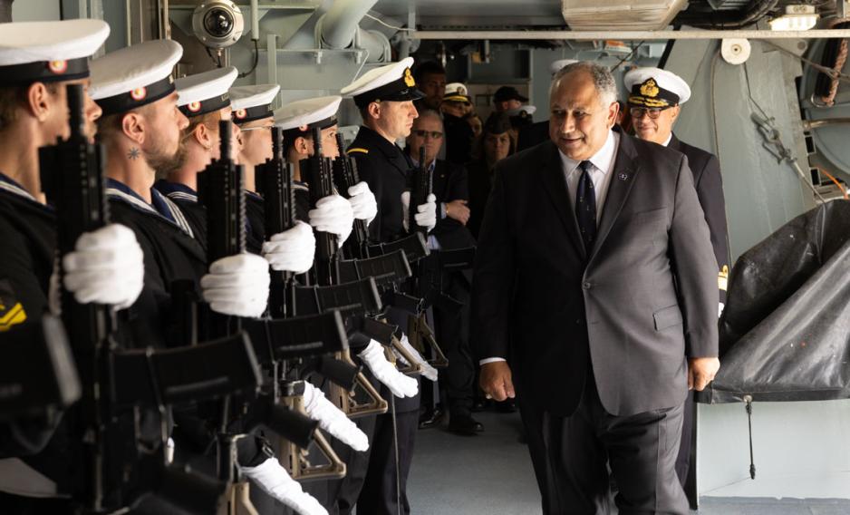 USAs marineminister Carlos del Toro og sjefen for det danske sjøforsvaret, kontreadmiral Henrik Ryberg, i møte med mannskapet på fregatten HDMS Absalon. (Foto: Det danske forsvaret) 
