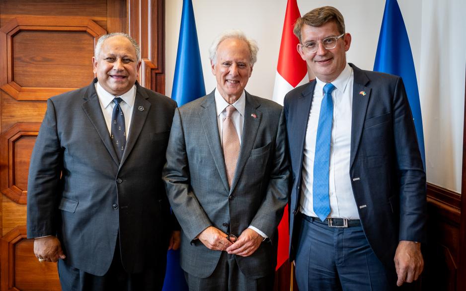 F.v.: USAs marineminister Carlos del Toro, USAs ambassadør til Danmark, Alan Leventhal, og Danmarks forsvarsminister Troels Lund Poulsen. (Foto: Det danske forsvarsministeriet) 