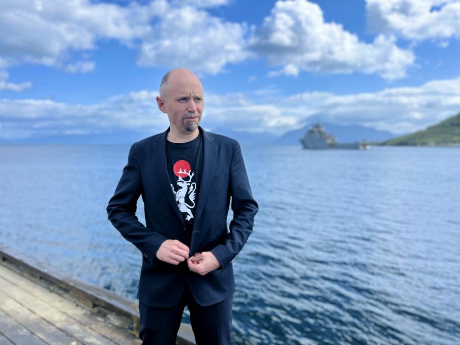 Hovedgjest i High Noon-debatten om demokrati og tillit: Amund Sjølie Sveen, kunstnerisk og politisk leder i Nordting. (Foto: Astri Edvardsen) Hovedgjest i High Noon-debatten om demokrati og tillit: Amund Sjølie Sveen, kunstnerisk og politisk leder i Nordting. (Foto: Astri Edvardsen)