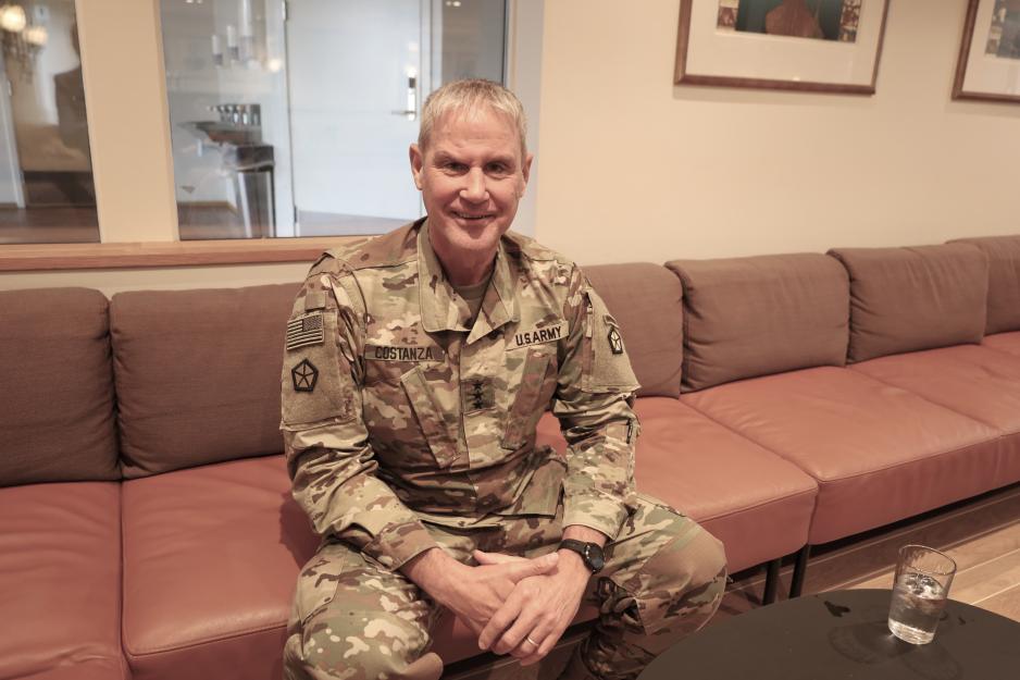 Generalløytnant Charles Costanza, sjef for US Army V Corps