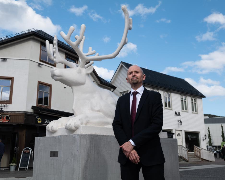 У рамках Festspillene presenterte Sveen Nordtings finurlige nye kunstverk: den hvite reinløven. Foran seg har skulpturen en nomadisk tilværelse. – Den skal ikke bli stående her i Harstad. Jeg har ikke helt klare planer for den ennå, men har veldig lyst til å ta den med til Oslo og plassere den foran Stortinget på et tidspunkt, forteller han. (Фото: Knut Åserud) У рамках Festspillene presenterte Sveen Nordtings finurlige nye kunstverk: den hvite reinløven. Foran seg har skulpturen en nomadisk tilværelse. – Den skal ikke bli stående her i Harstad. Jeg har ikke helt klare planer for den ennå, men har veldig lyst til å ta den med til Oslo og plassere den foran Stortinget på et tidspunkt, forteller han. (Фото: Knut Åserud)