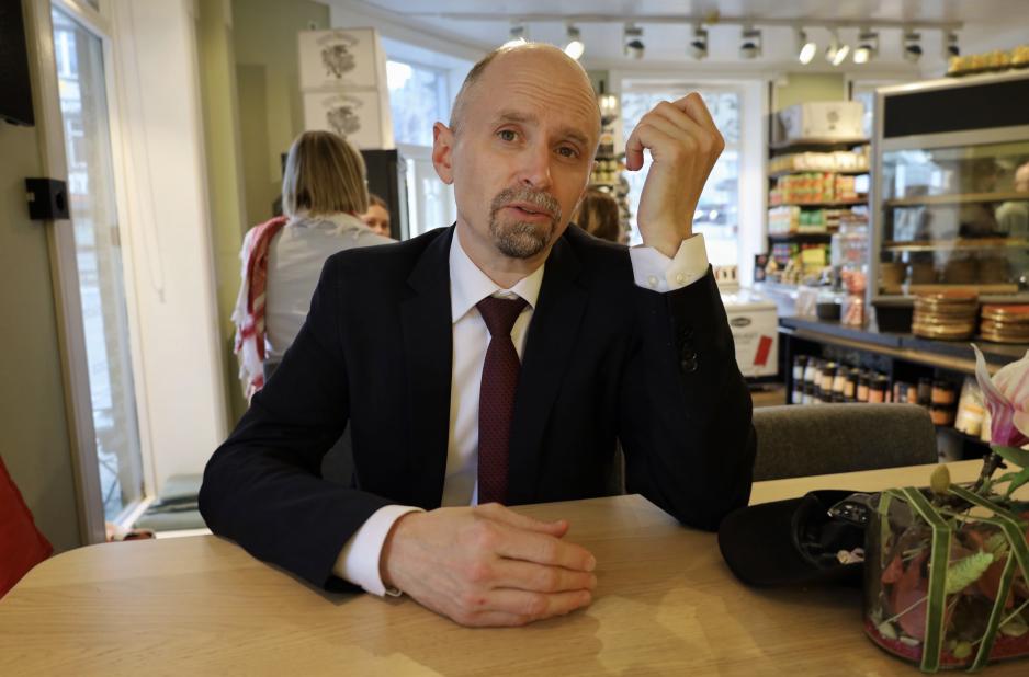 Selv mener Sveen at mindre politiske enheter, som en liten nordnorsk stat, vil gi bedre vilkår for demokrati – kortere avstand mellom styrende og styrte, mellom folks meninger og stemmer til politiske resultater. – Men små enheter står selvfølgelig overfor problemet med globalisering; i en åpen, sammenvevd verden er rommet for å ta egne valg svært begrenset, påpeker han. (Foto: Astri Edvardsen) Selv mener Sveen at mindre politiske enheter, som en liten nordnorsk stat, vil gi bedre vilkår for demokrati – kortere avstand mellom styrende og styrte, mellom folks meninger og stemmer til politiske resultater. – Men små enheter står selvfølgelig overfor problemet med globalisering; i en åpen, sammenvevd verden er rommet for å ta egne valg svært begrenset, påpeker han. (Foto: Astri Edvardsen)