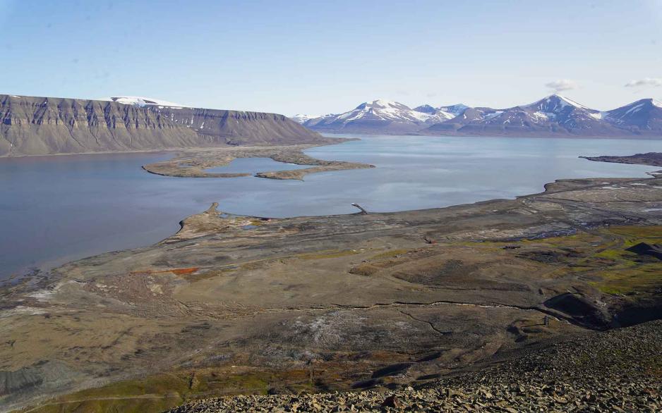 Indre del av Van Mijenfjorden på den sørlige delen av Spitsbergen, Svalbard. Svea ligger i forgrunnen. (Foto: Ove Haugen 2023)