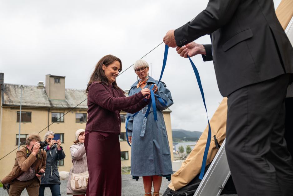 Lavvo Scene åpnes av Astrid Enoksen (t.v.), SpareBank 1 Nord-Norges banksjef for personmarked i Vesterålen, flankert av Susanne Næss Nielsen, direktør ved Davvi – Senter for scenekunst. Samfunnsløftet i SpareBank 1 Nord-Norge har støttet prosjektet med 3,5 millioner kroner. (Foto: Knut Åserud)