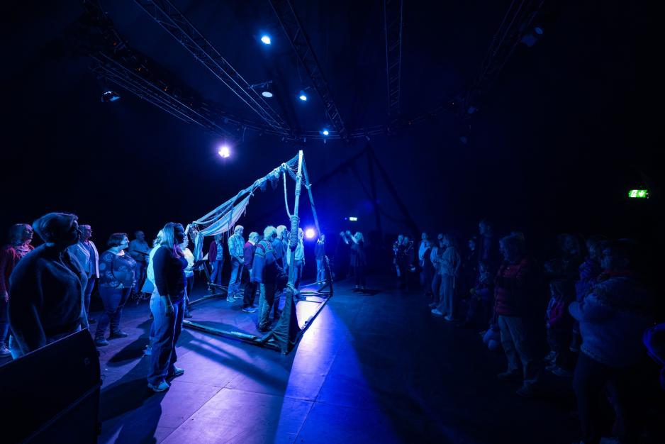 Stokmarknes blandet kor bidro til å tonesette åpningen av Davvi scene. Denne nomadiske arenaen byr på et nytt mulighetsrom i en landsdel som preges av stor mangel på stedlige prøve- og produksjonslokaler for scenekunst. (Foto: Knut Åserud)