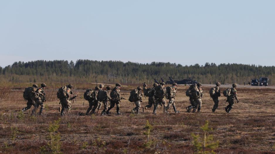 Amerikanske infanterister i 10th Mountain Division i lånte gummistøvler under øvelsen Northern Forest i Lappland. Her avanserer de mot en flystripe Sodankylä. (Foto: Gavin Hardy/USAs hær) Amerikanske infanterister i 10th Mountain Division i lånte gummistøvler under øvelsen Northern Forest i Lappland. Her avanserer de mot en flystripe Sodankylä. (Foto: Gavin Hardy/USAs hær)