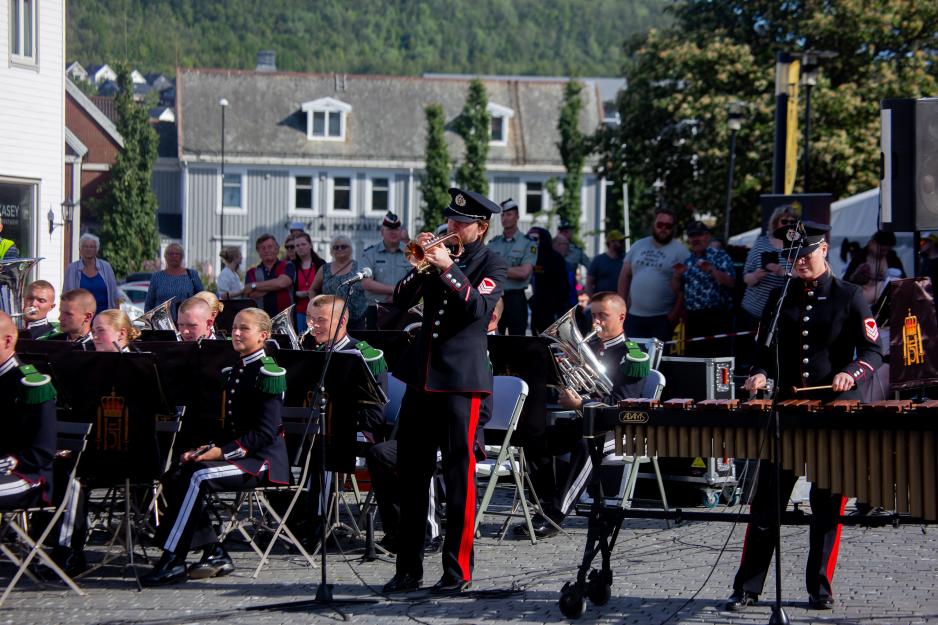 Regjeringen vil gi Forsvarets musikk økte midler slik at militærkorpsene får anledning til å øve og opptre mer. Her spiller Hærens musikkorps, som har tilholdssted i Harstad, en konsert på byens torg. (Foto: Harald Berger/Forsvaret) Regjeringen vil gi Forsvarets musikk økte midler slik at militærkorpsene får anledning til å øve og opptre mer. Her spiller Hærens musikkorps, som har tilholdssted i Harstad, en konsert på byens torg. (Foto: Harald Berger/Forsvaret)