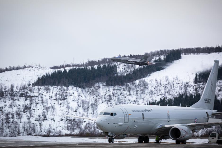 Evenes flystasjon er hovedbase for P-8 maritime patruljefly og framskutt base for F-35 jagerfly. I sitt forslag til forsvarsbudsjett for 2025 setter regjeringen av midler til å bygge en hangar for P-8, samt andre fasiliteter rundt disse flyene som kontor, verksted og lageranlegg. (Foto: Ole Andreas Vekve/Forsvaret) Evenes flystasjon er hovedbase for P-8 maritime patruljefly og framskutt base for F-35 jagerfly. I sitt forslag til forsvarsbudsjett for 2025 setter regjeringen av midler til å bygge en hangar for P-8, samt andre fasiliteter rundt disse flyene som kontor, verksted og lageranlegg. (Foto: Ole Andreas Vekve/Forsvaret)