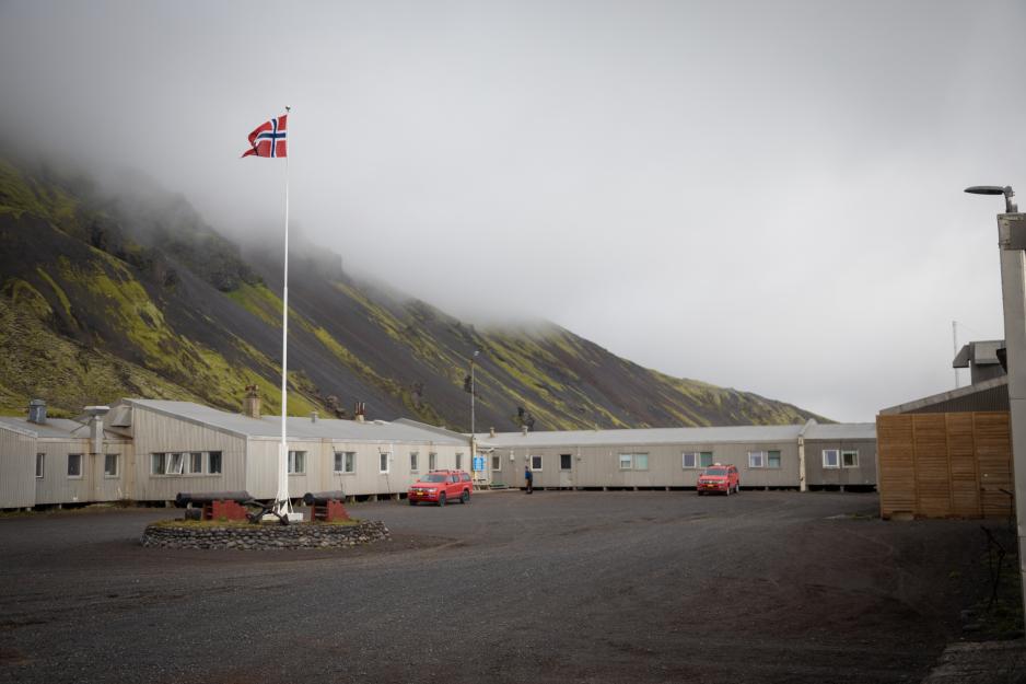 Forsvaret har en liten stasjon på polarøya Jan Mayen, som ligger på grensa mellom Norskehavet og Grønlandshavet. Her har Forsvaret 15 ansatte med ansvar for drift av en flyplass og annen infrastruktur. Meteorologisk institutt har også to ansatte på øya. Den eksisterende bygningsmassen er i dårlig stand, og nå setter regjeringen av midler til bygging av et nytt hovedbygg. (Foto: Anette Ask/Forsvaret) Forsvaret har en liten stasjon på polarøya Jan Mayen, som ligger på grensa mellom Norskehavet og Grønlandshavet. Her har Forsvaret 15 ansatte med ansvar for drift av en flyplass og annen infrastruktur. Meteorologisk institutt har også to ansatte på øya. Den eksisterende bygningsmassen er i dårlig stand, og nå setter regjeringen av midler til bygging av et nytt hovedbygg. (Foto: Anette Ask/Forsvaret)