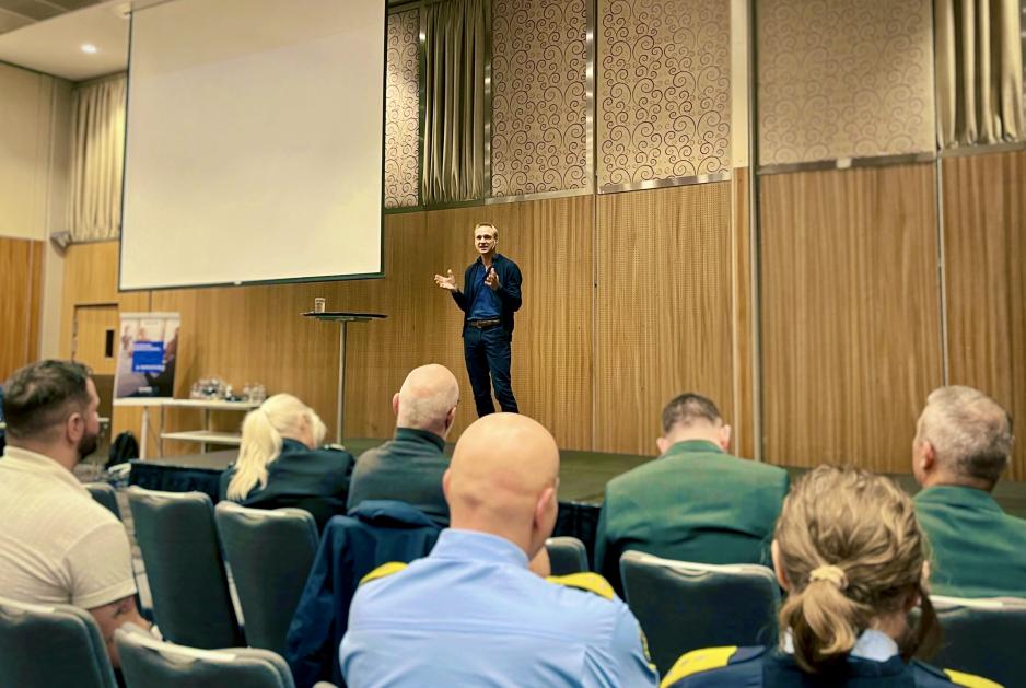 – Vi må verne om det som holder oss sammen; ‘the center of gravity – the hub of all power and movement upon which everything depends’, nemlig samfunnskontrakten, understreker Tormod Heier på Totalforsvarskonferansen. I løpet av 2024 skal regjeringen legge fram en stortingsmelding om totalberedskap, og han tar til orde for sterkere fokus på hvordan Forsvaret kan støtte særlig kommunene og politiet med å skape mer robuste lokalsamfunn. – Vi må verne om det som holder oss sammen; ‘the center of gravity – the hub of all power and movement upon which everything depends’, nemlig samfunnskontrakten, understreker Tormod Heier på Totalforsvarskonferansen. I løpet av 2024 skal regjeringen legge fram en stortingsmelding om totalberedskap, og han tar til orde for sterkere fokus på hvordan Forsvaret kan støtte særlig kommunene og politiet med å skape mer robuste lokalsamfunn.