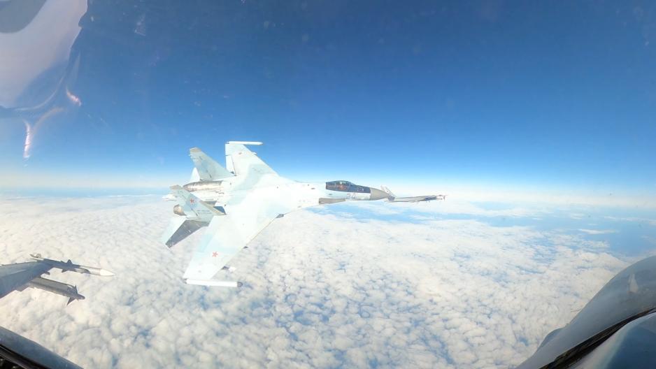 Her kommer et russisk Su-35 jagerfly tett på et amerikansk F-16 jagerfly i internasjonalt luftrom utenfor kysten av Alaska 23. september. Bortenfor er et russisk Tu-95 strategisk bombefly som det amerikanske jagerflyet søker å avskjære. (Foto: NORAD)