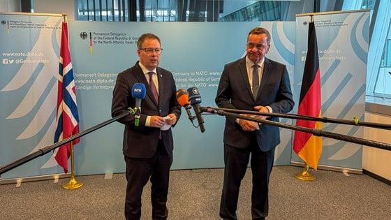 Norges forsvarsminister Bjørn Arild Gram og Tysklands forsvarsminister Boris Pistorius tar til orde for at Natos maritime senter for sikring av kritisk undersjøisk infrastruktur (CUI) skal suppleres med regionale nav. (Foto: Lars Gjemble/Forsvarsdepartementet)