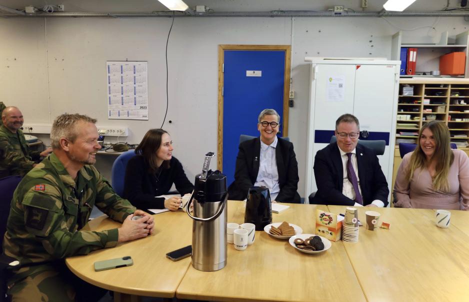 Sjef for HV-16, oberst Bjørnar Eriksen, gir en orientering til forsvarsminister Bjørn Arild Gram i en bunker på Tromsøya. Ministeren er ledsaget av (f.v.) sin politiske rådgiver Ingrid Nikoline Sand (Sp); Wenche Skallerud, leder i Senterkvinnene, samt Marlene Berntsen Bråthen (Sp), medlem av fylkesutvalget i Troms fylkeskommune. Latteren sitter løst etter en påpekning av at Forsvaret er svært god på forkortelser. (Foto: Astri Edvardsen) Sjef for HV-16, oberst Bjørnar Eriksen, gir en orientering til forsvarsminister Bjørn Arild Gram i en bunker på Tromsøya. Ministeren er ledsaget av (f.v.) sin politiske rådgiver Ingrid Nikoline Sand (Sp); Wenche Skallerud, leder i Senterkvinnene, samt Marlene Berntsen Bråthen (Sp), medlem av fylkesutvalget i Troms fylkeskommune. Latteren sitter løst etter en påpekning av at Forsvaret er svært god på forkortelser. (Foto: Astri Edvardsen)