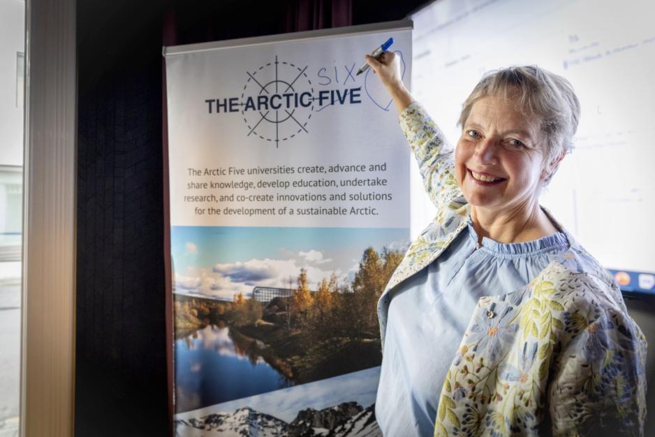 Rektor ved Nord universitet, Hanne Solheim Hansen, markerer det nye medlemskapet i universitetsalliansen. Sammen vil A6-universitetene på Nordkalotten ta nye steg for å utvikle løsninger i møte med blant annet klimaendringer og en spent geopolitisk situasjon. (Foto: Markus Johnsen Thonhaugen) Rektor ved Nord universitet, Hanne Solheim Hansen, markerer det nye medlemskapet i universitetsalliansen. Sammen vil A6-universitetene på Nordkalotten ta nye steg for å utvikle løsninger i møte med blant annet klimaendringer og en spent geopolitisk situasjon. (Foto: Markus Johnsen Thonhaugen)