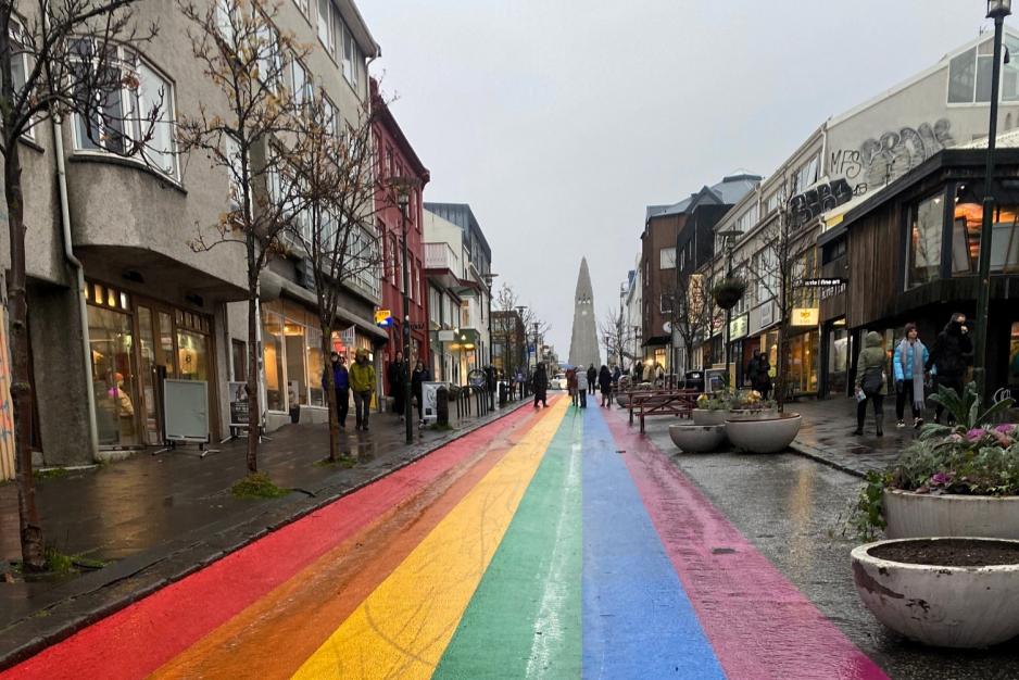 Reykjaviks berømte regnbuegate som leder opp mot Hallgrimskirka Reykjavik regnbuegata