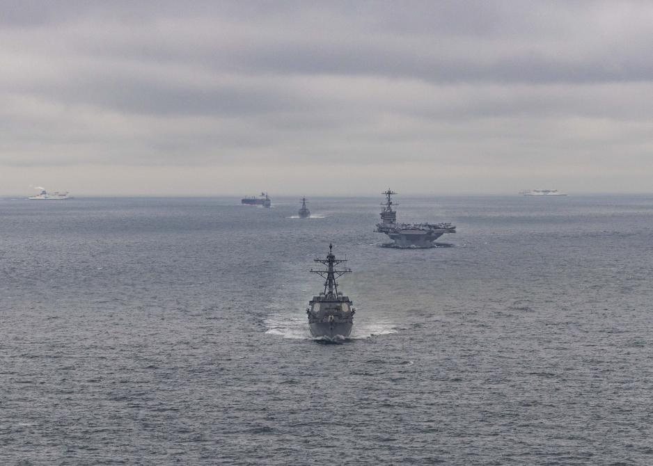 USS Harry S. Truman, et av verdens største hangarskip, og ledsagende marinefartøy med kurs for Nordsjøen 14. oktober. Flåtegruppen inkluderer blant annet destroyerne USS Stout og USS Jason Dunham. (Foto: Michael Shen/USAs marine) USS Harry S. Truman, et av verdens største hangarskip, og ledsagende marinefartøy med kurs for Nordsjøen 14. oktober. Flåtegruppen inkluderer blant annet destroyerne USS Stout og USS Jason Dunham. (Foto: Michael Shen/USAs marine)