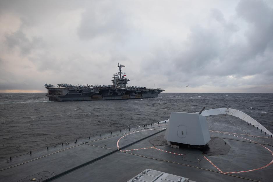 Den norske fregatten KNM Roald Amundsen ledsager USS Harry S. Truman langs norskekysten. Hangarskipet er atomdrevet, 333 meter langt, 74 meter høyt – og 78 meter bredt. Om bord er et mannskap på rundt 3200 personer, og om lag 65 fly og helikoptre. (Foto: Ørjan Andreassen/Forsvaret)