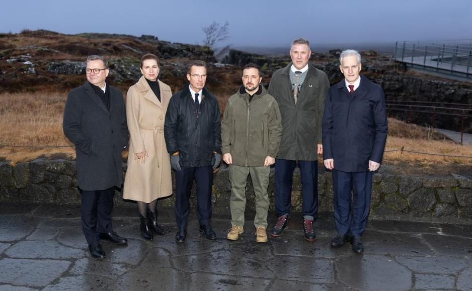 Nordisk-ukrainsk toppmøte mandag uten Færøyene og Grønland (f.v.): Finlands statsminister Petteri Orpo, Danmarks statsminister Mette Frederiksen, Sveriges statsminister Ulf Kristersson, Ukrainas president Volodymyr Zelenskyj, Islands statsminister Bjarni Benediktsson og Norges statsminister Jonas Gahr Støre. (Foto: Magnus Fröderberg / norden.org) Nordisk-ukrainsk toppmøte mandag uten Færøyene og Grønland (f.v.): Finlands statsminister Petteri Orpo, Danmarks statsminister Mette Frederiksen, Sveriges statsminister Ulf Kristersson, Ukrainas president Volodymyr Zelenskyj, Islands statsminister Bjarni Benediktsson og Norges statsminister Jonas Gahr Støre. (Foto: Magnus Fröderberg / norden.org)