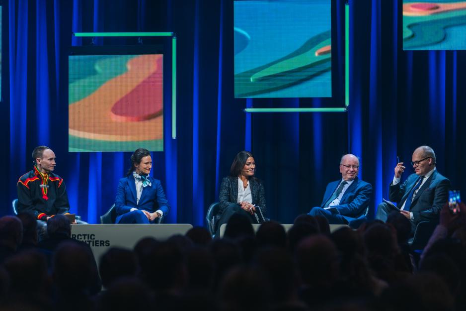 Statssekretærer som skal drøfte fram ny samarbeidsramme: Finlands Pasi Rajala (ytterst t.h.), Sveriges Dag Hartelius og Norges Maria Varteressian (nr. to f.v.) på Arctic Frontiers. (Foto: Vegard Stien/RAW Studios) Statssekretærer som skal drøfte fram ny samarbeidsramme: Finlands Pasi Rajala (ytterst t.h.), Sveriges Dag Hartelius og Norges Maria Varteressian (nr. to f.v.) på Arctic Frontiers. (Foto: Vegard Stien/RAW Studios)