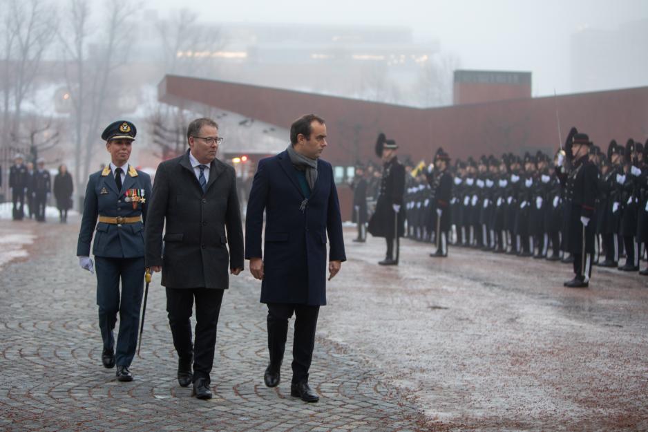 Sébastien Lecornu er torsdag på sitt første besøk i Norge som Frankrikes forsvarsminister. Her mottas han av sin norske motpart Bjørn Arild Gram og Forsvaret ved Akershus festning. (Foto: Synne Kvam/Forsvarsdepartementet) Sébastien Lecornu er torsdag på sitt første besøk i Norge som Frankrikes forsvarsminister. Her mottas han av sin norske motpart Bjørn Arild Gram og Forsvaret ved Akershus festning. (Foto: Synne Kvam/Forsvarsdepartementet)