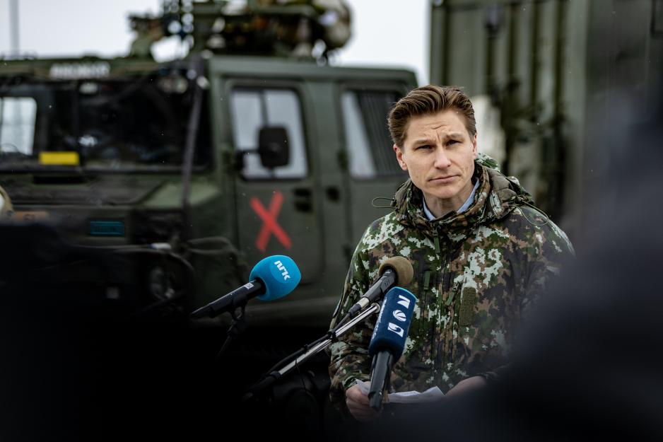 Finlands forsvarsminister Antti Häkkänen presenterte nylig regjeringens oppdaterte sikkerhetsstrategi for samfunnet. Her er han ved grensen mellom finsk Lappland og Finnmark under militærøvelsen Nordic Response vinteren 2024.(Foto: Tue Skals) Finlands forsvarsminister Antti Häkkänen presenterte nylig regjeringens oppdaterte sikkerhetsstrategi for samfunnet. Her er han ved grensen mellom finsk Lappland og Finnmark under militærøvelsen Nordic Response vinteren 2024.(Foto: Tue Skals)