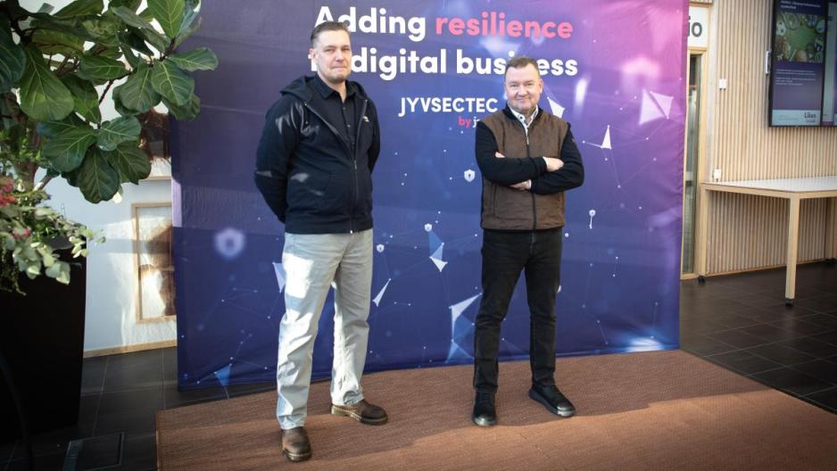 Tero Kokkonen, direktør for IT-instituttet ved Jyväskylä yrkeshøgskole, og Rauli Paananen, Finlands nasjonale cybersikkerhetsdirektør. (Foto: Jamk) Tero Kokkonen, direktør for IT-instituttet ved Jyväskylä yrkeshøgskole, og Rauli Paananen, Finlands nasjonale cybersikkerhetsdirektør. (Foto: Jamk)