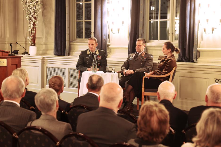 Finlands forsvarssjef, general Janne Jaakkola, besøkte Norge for litt over en måned siden: her i samtale med den norske forsvarssjefen, general Eirik Kristoffersen, ved Oslo Militære Samfund. (Foto: Torbjørn Kjosvold/Forsvaret) Finlands forsvarssjef, general Janne Jaakkola, besøkte Norge for litt over en måned siden: her i samtale med den norske forsvarssjefen, general Eirik Kristoffersen, ved Oslo Militære Samfund. (Foto: Torbjørn Kjosvold/Forsvaret)