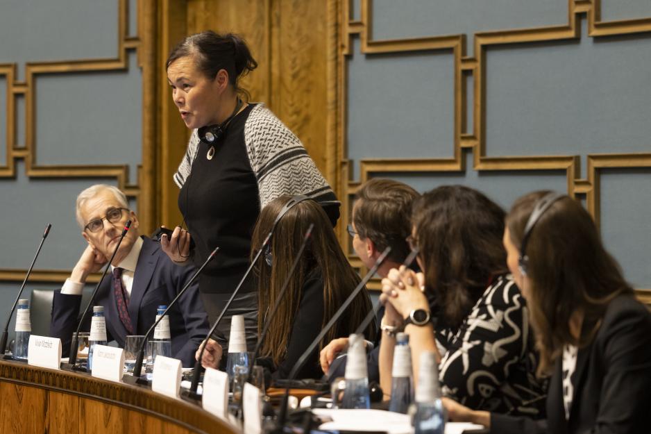 Vivian Motzfeldt, nestleder i det grønlandske maktpartiet Siumut, stiller til gjenvalg. Som Naalakkersuisoq (minister) for utenriksanliggender og selvstendighet, har Motzfeldt i senere år ledet arbeidet med å utforme Grønlands utenrikspolitikk og ikke minst en egen grønlandsk grunnlov. Her taler hun i Inatsisartut tilbake i 2022, flankert av nordiske ministerkolleger som Norges statsminister Jonas Gahr Støre. (Foto: Magnus Fröderberg/norden.org) Vivian Motzfeldt, nestleder i det grønlandske maktpartiet Siumut, stiller til gjenvalg. Som Naalakkersuisoq (minister) for utenriksanliggender og selvstendighet, har Motzfeldt i senere år ledet arbeidet med å utforme Grønlands utenrikspolitikk og ikke minst en egen grønlandsk grunnlov. Her taler hun i Inatsisartut tilbake i 2022, flankert av nordiske ministerkolleger som Norges statsminister Jonas Gahr Støre. (Foto: Magnus Fröderberg/norden.org)