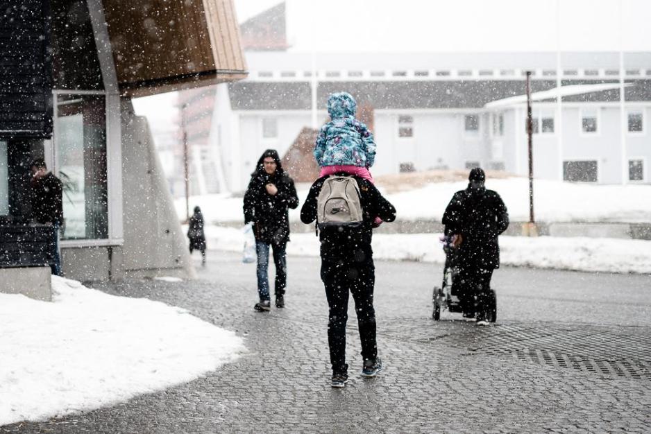 Voksne og barn på gata i Nuuk, hovedstaden i Grønland (Kalaallit Nunaat). Grønlenderne har rett til selvbestemmelse, og kan ved å gå til stemmeurnene ved parlamentsvalget tirsdag legge viktige føringer for landets framtid. (Foto: Mats Bjerde/norden.org) Voksne og barn på gata i Nuuk, hovedstaden i Grønland (Kalaallit Nunaat). Grønlenderne har rett til selvbestemmelse, og kan ved å gå til stemmeurnene ved parlamentsvalget tirsdag legge viktige føringer for landets framtid. (Foto: Mats Bjerde/norden.org)