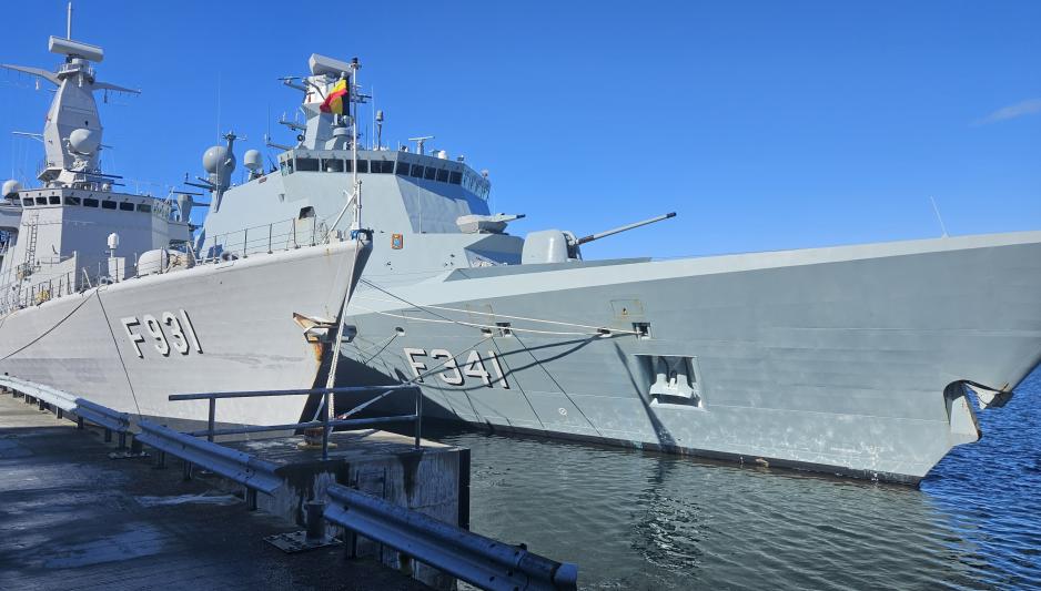 Denne helga har åtte av de deltakende marinefartøyene et havneopphold i Bodø med skarp styrkebeskyttelse fra Heimevernet. Her vises den belgiske fregatten BNS Louise-Marie og den danske fregatten HDMS Absalon. (Foto: Arne O. Holm) Denne helga har åtte av de deltakende marinefartøyene et havneopphold i Bodø med skarp styrkebeskyttelse fra Heimevernet. Her vises den belgiske fregatten BNS Louise-Marie og den danske fregatten HDMS Absalon. (Foto: Arne O. Holm)