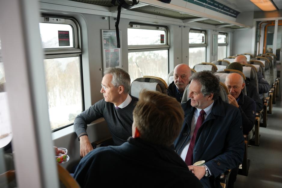 Jens Stoltenberg tok også en tur på Ofotbanen. Dette er Norges tyngst trafikkerte bane der frakt av malm fra gruver i Kiruna utgjør hoveddelen av trafikken. Regjeringen har så langt gått inn for å bygge tre nye krysningsspor, som kan bli veien til å innfri det lokale kravet om en betydelig oppgradering med dobbeltspor. (Foto: Ida Laingen/Finansdepartementet) Jens Stoltenberg tok også en tur på Ofotbanen. Dette er Norges tyngst trafikkerte bane der frakt av malm fra gruver i Kiruna utgjør hoveddelen av trafikken. Regjeringen har så langt gått inn for å bygge tre nye krysningsspor, som kan bli veien til å innfri det lokale kravet om en betydelig oppgradering med dobbeltspor. (Foto: Ida Laingen/Finansdepartementet)