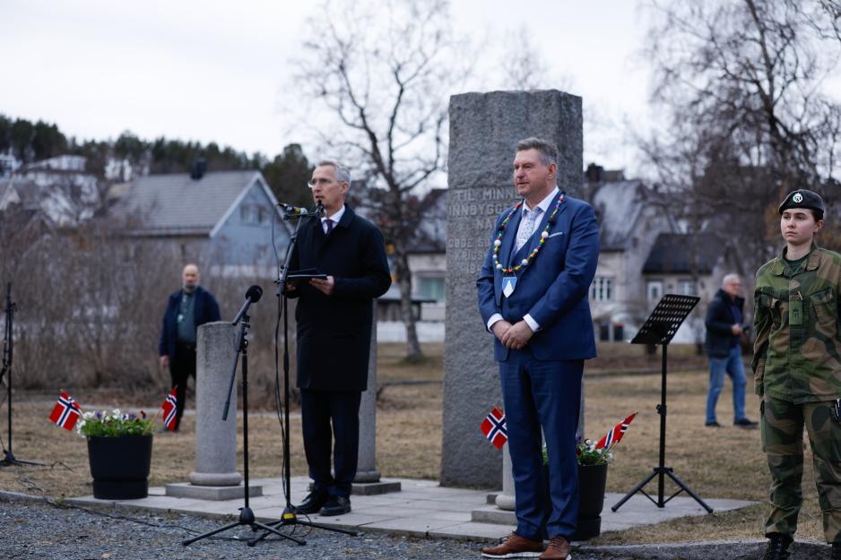 Markeringen av frigjørings- og veterandagen i Kirkeparten var òg sentralt på Stoltenbergs program i Narvik. Her er han sammen med Narviks ordfører Rune Edvardsen (Ap). (Foto: Ida Laingen/Finansdepartementet) Markeringen av frigjørings- og veterandagen i Kirkeparten var òg sentralt på Stoltenbergs program i Narvik. Her er han sammen med Narviks ordfører Rune Edvardsen (Ap). (Foto: Ida Laingen/Finansdepartementet)