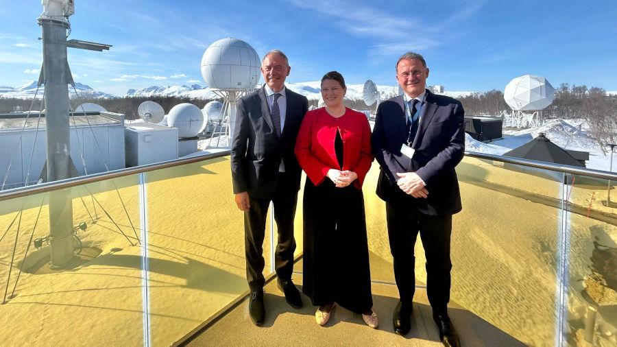 Norges næringsminister Cecilie Myrseth flankert av Italias industriminister Adolfo Urso (t.v.) og viseutenriksminister Edmondo Cirielli besøkte KSAT i Tromsø mandag. Der fikk den italienske delegasjonen en orientering om romvirksomhetens betydning for klima og sikkerhet i Arktis, samt om KSATs samvirke med sentrale italienske romaktører som Telespazio og e-Geos. (Foto: Italias industriministerium) Norges næringsminister Cecilie Myrseth flankert av Italias industriminister Adolfo Urso (t.v.) og viseutenriksminister Edmondo Cirielli besøkte KSAT i Tromsø mandag. Der fikk den italienske delegasjonen en orientering om romvirksomhetens betydning for klima og sikkerhet i Arktis, samt om KSATs samvirke med sentrale italienske romaktører som Telespazio og e-Geos. (Foto: Italias industriministerium)